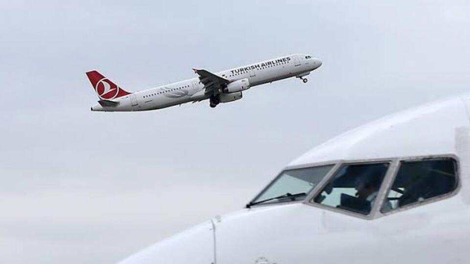 Uçak'ta kavga! İkisi de indirildi!