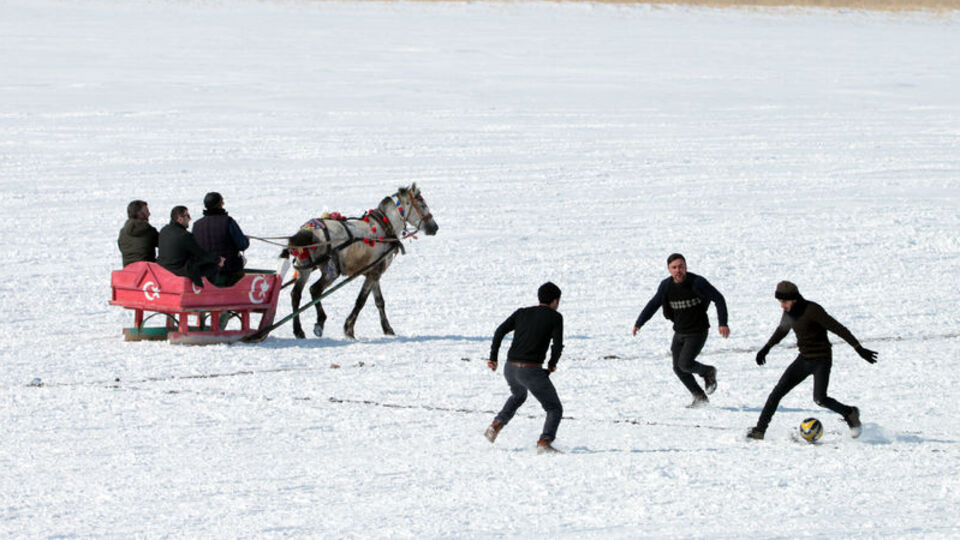 Buz tutan Çıldır Gölü'nde futbol