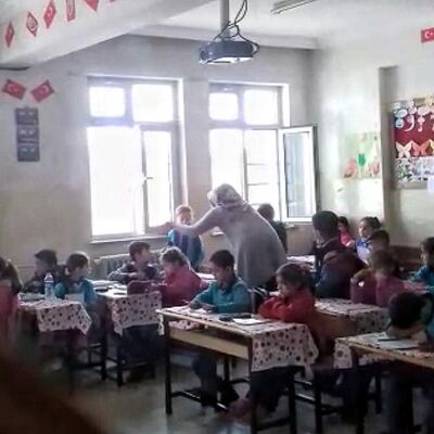 İlkokulda skandal görüntüler!