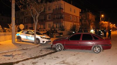 Otomobil polis aracına çarptı: 4 yaralı
