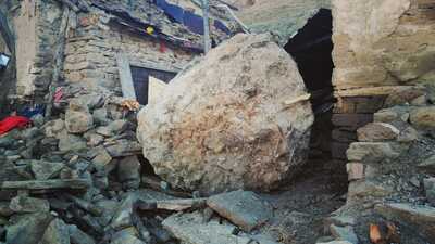 Anne ve iki çocuğu saniyelerle kurtuldu