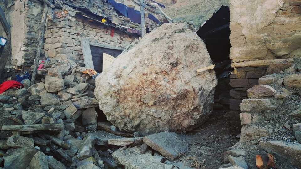 Anne ve iki çocuğu saniyelerle kurtuldu