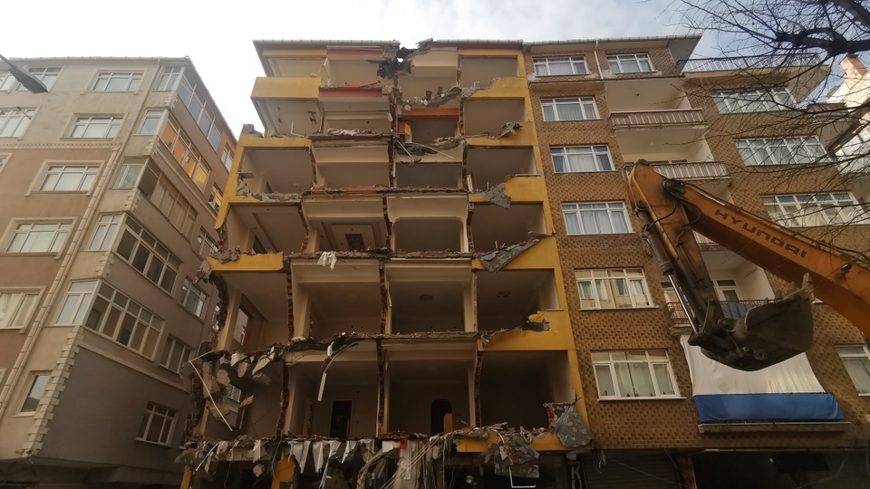 43 yıllık ağır hasarlı binaya kepçe!