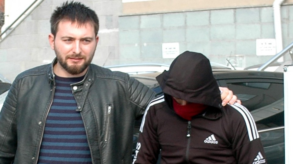 Apartmanlardan su sayaçlarını çalmış!