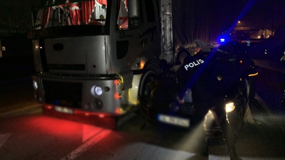 TEM Otoyolu'nda otomobil TIR'a çarptı: 2 yaralı