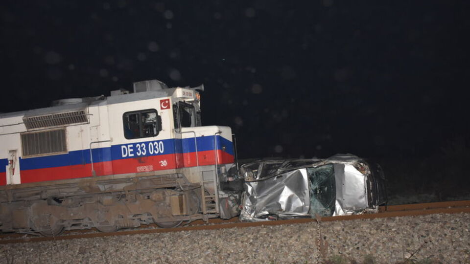 Otomobil demir yoluna devrildi: 1 ölü