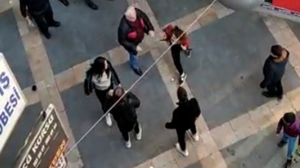 Kavga eden kızları tokat atarak ayırdı!