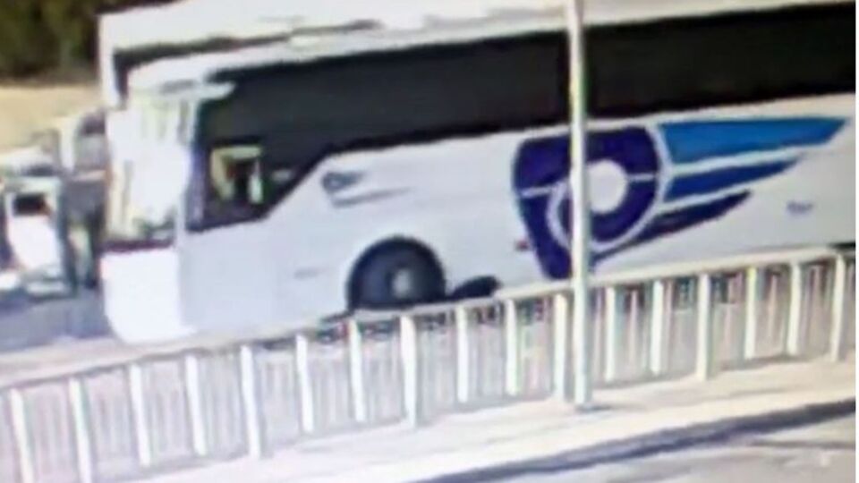 Yol verme kavgasında otobüs feci ezdi!