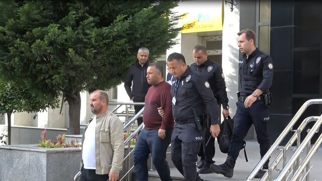 Eşini ve akrabasını bıçakladı! 'Büyü' ile savunma!
