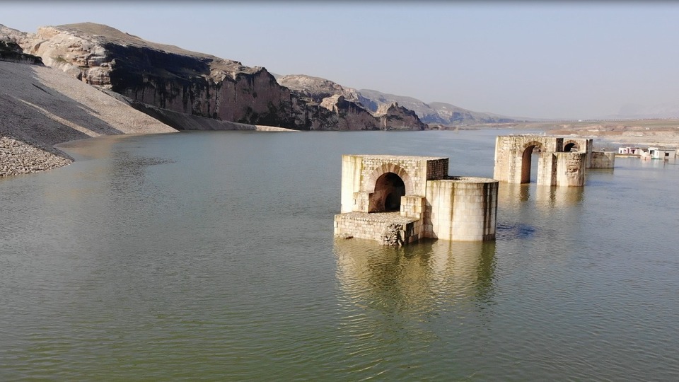 Hasankeyf'te 1300 yıllık köprü suya gömüldü!