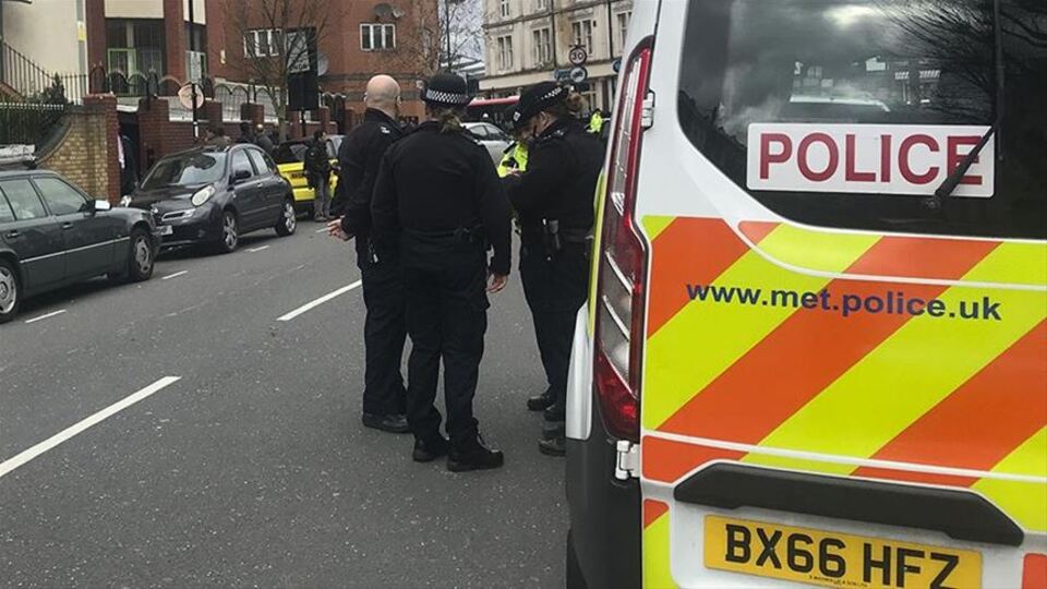 Londra'da camide bıçaklı saldırı