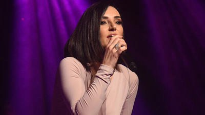 "Hüzünlerimi ve acılarımı rafa kaldırdım"