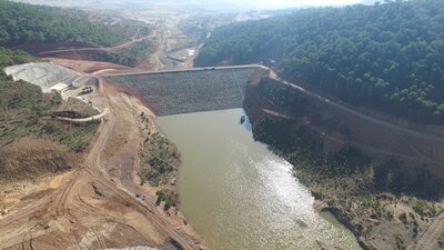 Çevredeki okullar tatil! Baraj çatladı!