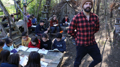 Müzik öğretmeni doğada eğitim veriyor