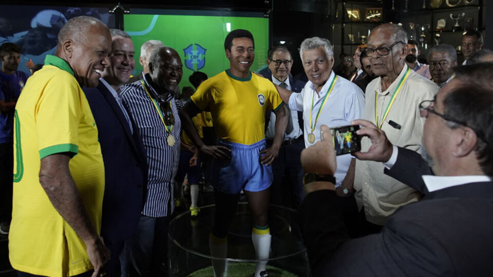Pele heykeli açıldı