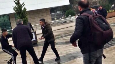 Kameraya yansıdı! Adliye çıkışı feci kavga!