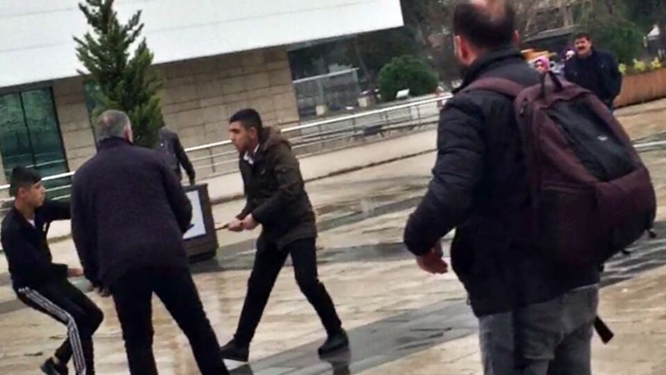 Kameraya yansıdı! Adliye çıkışı feci kavga!