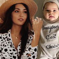 Bebeğinin yüzünü gösterdi