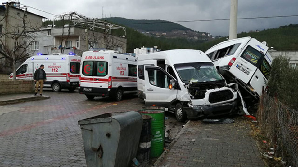 Öğrenci servisleri çarpıştı: Çok sayıda yaralı var