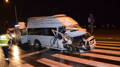 Aksaray'da minibüs kamyona çarptı: 13 yaralı