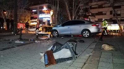 Bankta oturan çifte otomobil çarptı!