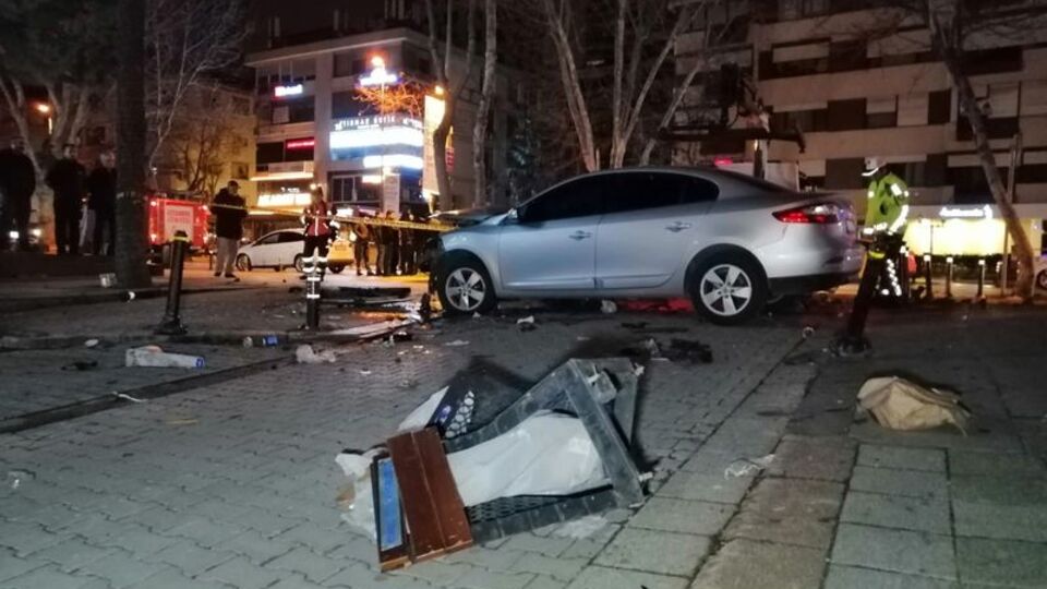 Bankta oturan çifte otomobil çarptı!