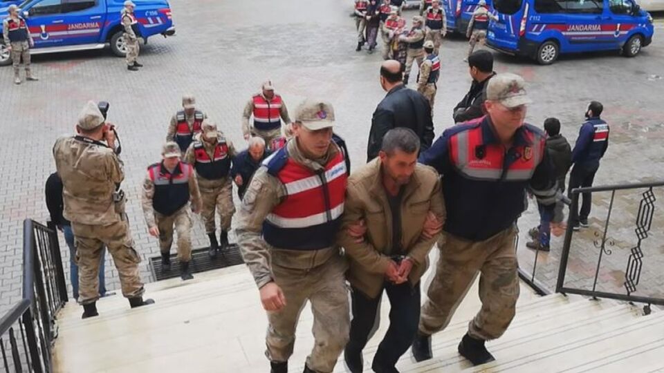 Annesi ve kardeşi öldürdü! Aile vahşeti!