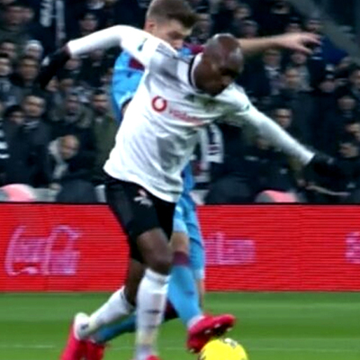 Tartışmalı pozisyon! Faul var mı yok mu?