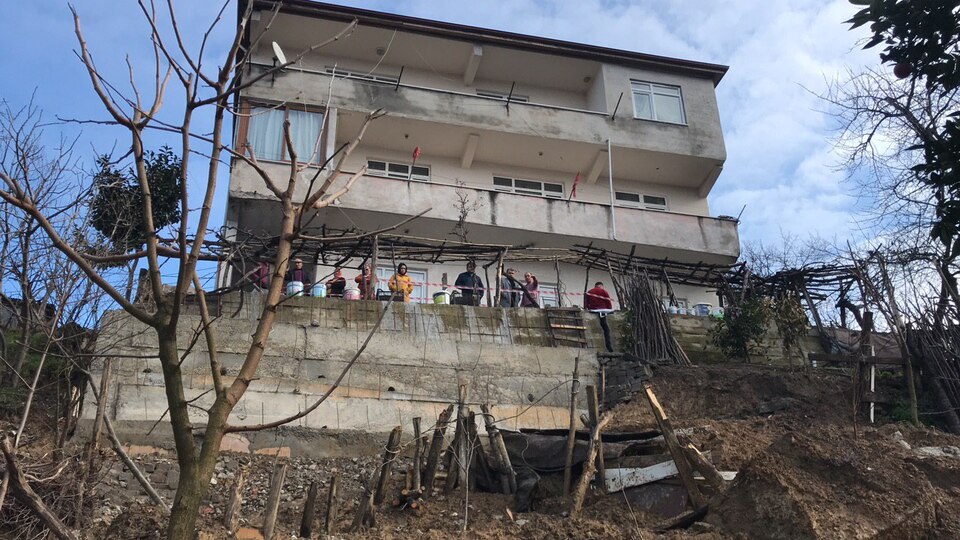 Üç katlı binaya heyelan tahliyesi!