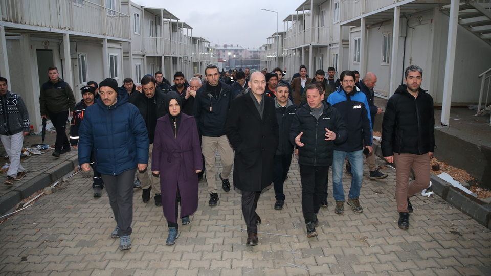 Depremzedeler konteyner kentlere yerleşiyor