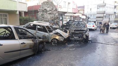İstanbul'da 9 aracı yaktılar!