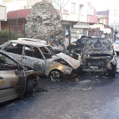 İstanbul'da 9 aracı yaktılar!