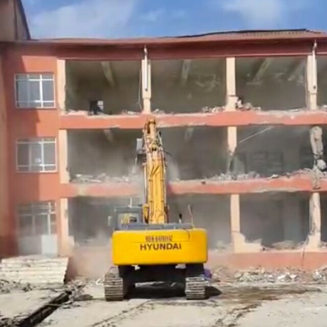 Bir ağır hasarlı binaya daha kepçe!