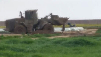 İsrail askerleri Filistinli şehidi buldozerle sürükledi!