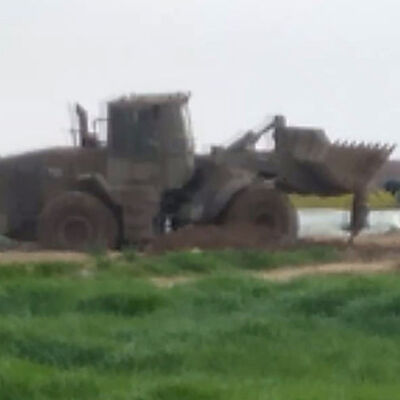 İsrail askerleri Filistinli şehidi buldozerle sürükledi!