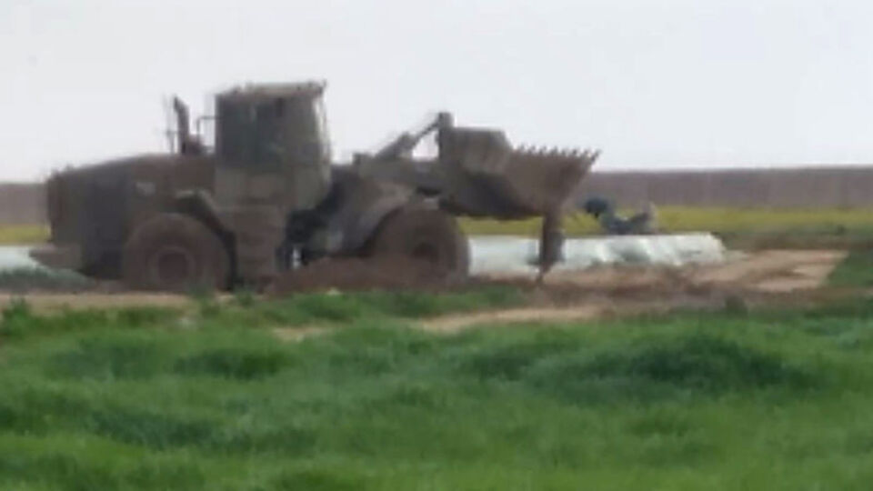 İsrail askerleri Filistinli şehidi buldozerle sürükledi!