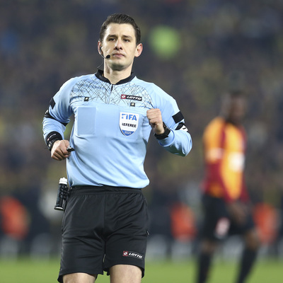 Derbide kartlar havada uçuştu!