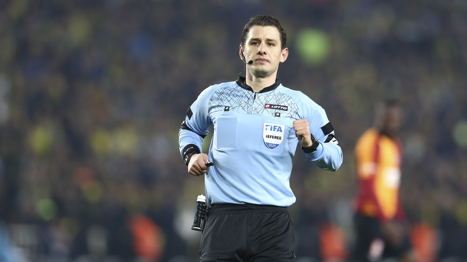 Derbide kartlar havada uçuştu!