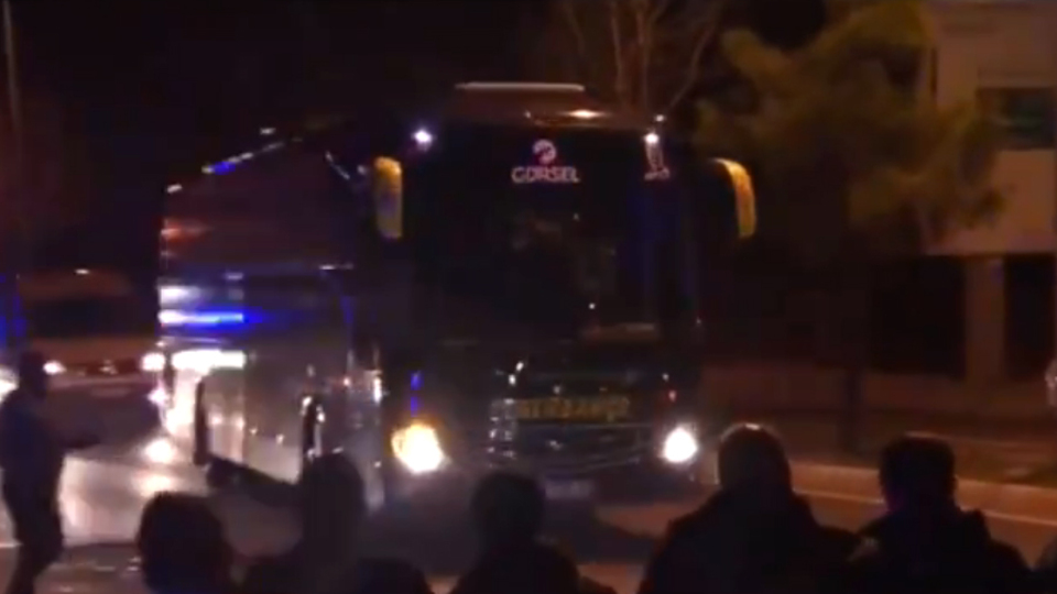 Fenerbahçe takım otobüsüne taşlı ve yumurtalı saldırı