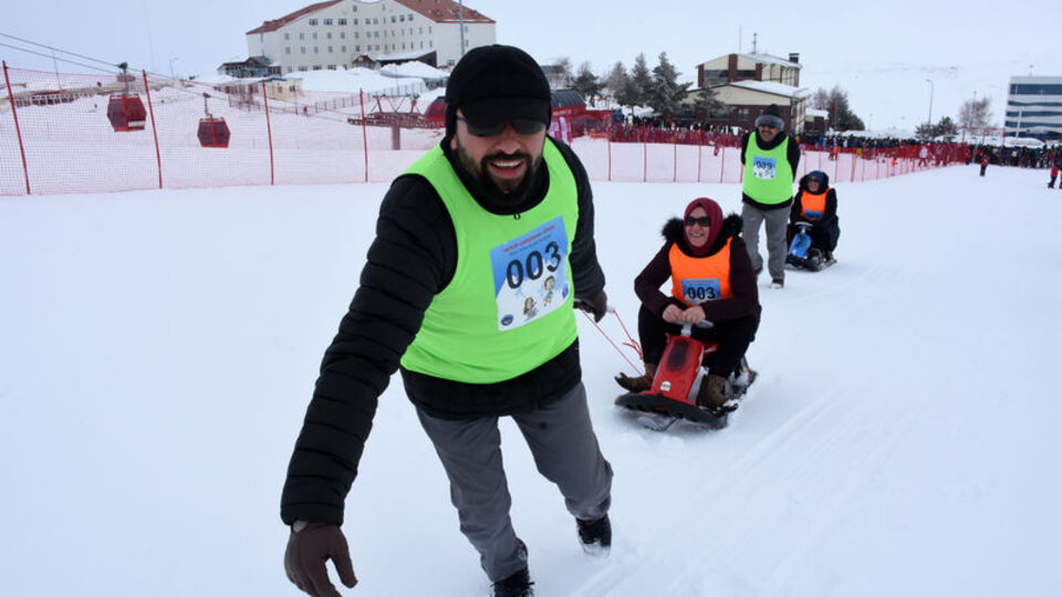 Eşler "Artık çekilmez oldun" diyerek yarıştı