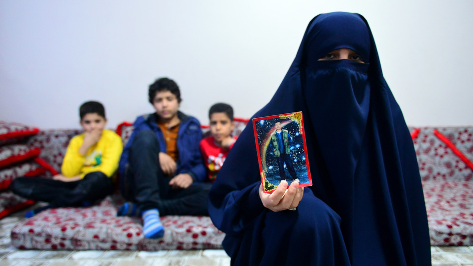 YPG'nin kaçırdığı eşi için yardım istiyor!