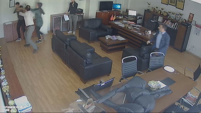 Okul müdürünün odasında öğrenciye şiddet!