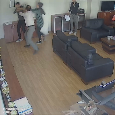 Okul müdürünün odasında öğrenciye şiddet!