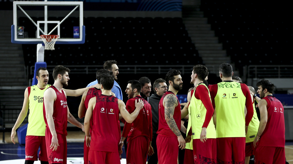 12 Dev Adam'ın yüzü gülmüyor