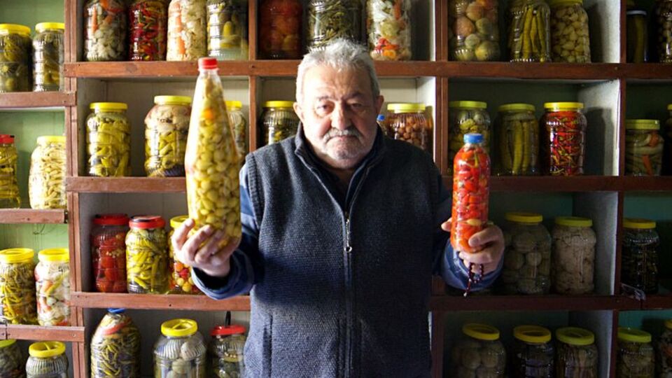 Satılmayan sebze ve meyvelerden 110 çeşit turşu kuruyor