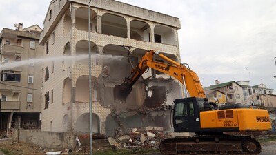 Hasarlı 4 binaya daha kepçe!