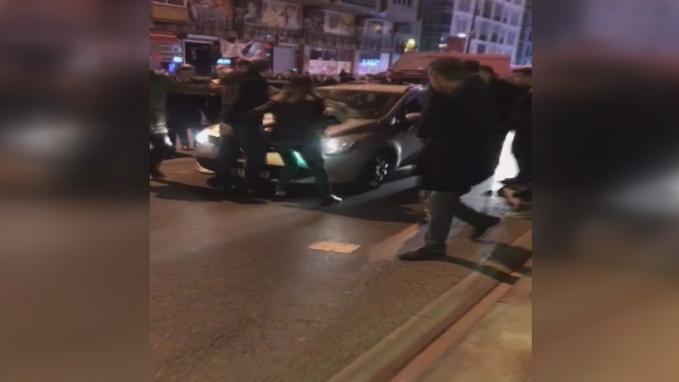 Trafik magandası, otomobili bebekli kadının üzerine sürdü!