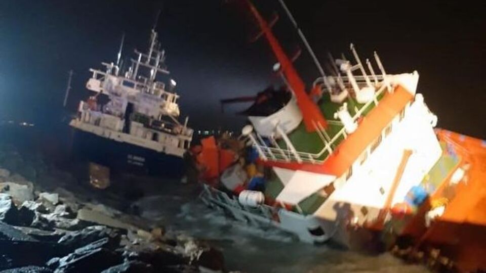 İstanbul'da 2 gemi çarpıştı! Batma tehlikesi var