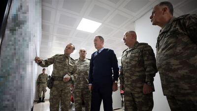 Bakan Akar yaralı askerleri ziyaret etti