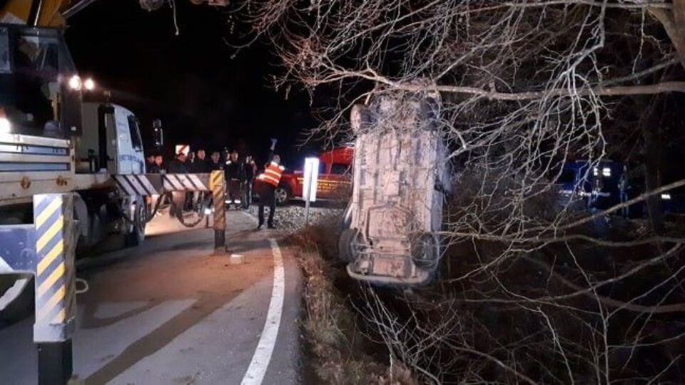 Otomobil köprüden uçtu: 2 ölü